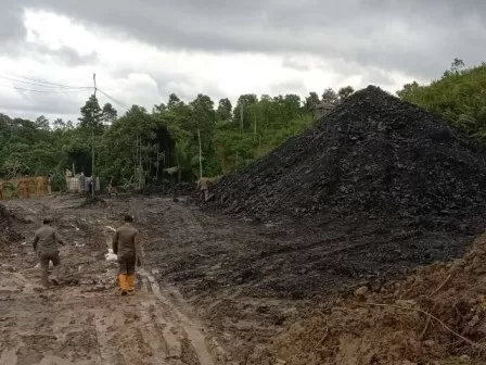 KEJAHATAN MERUSAK LINGKUNGAN: Tumpukan batu bara hasil tambang ilegal di Km 24 Karang Joang, Balikpapan Utara. Kegiatan melanggar hukum ini dihentikan aparat gabungan Kota Balikpapan. Kabarnya, bos tambang ilegal dari Sulawesi, masih dikejar polisi