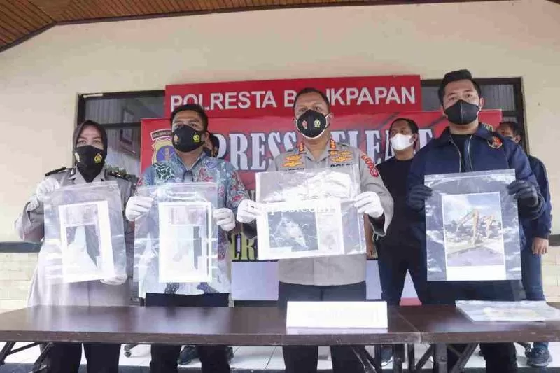 BARANG BUKTI: Kapolresta Balikpapan menunjukkan sejumlah barang bukti tindak pidana tambang batu bara ilegal di Km 24 Karang Joang