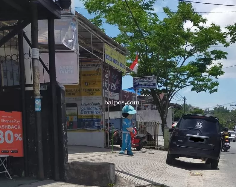 MELANGGAR PERDA:Pengemis menggunakan kostum kartun saat beroperasi di salah satu mini market di wilayah Balikpapan Tengah