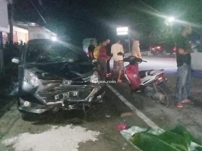 TRAGIS: Motor dan mobil Daihatu Sigra ringsek setelah bertabrakan di depan SPBU Karya Merdeka Km 28 Samboja