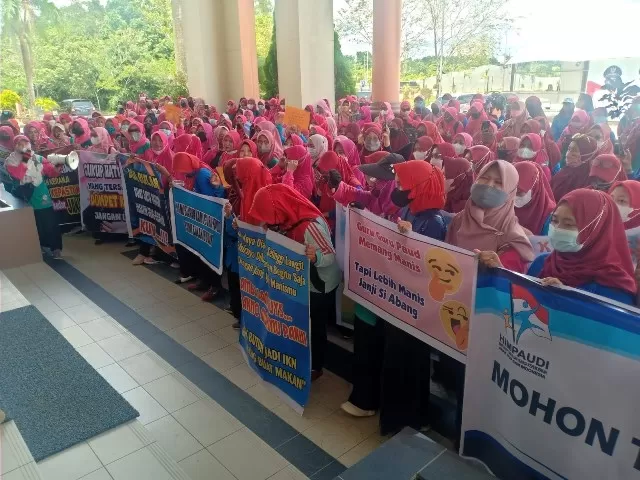 TUNTUT HAK: Ratusan guru PAUD menggelar demo terkait pembayaran 10 bulan gaji mereka yang belum terbayarkan. (foto: moeso/Balpos)