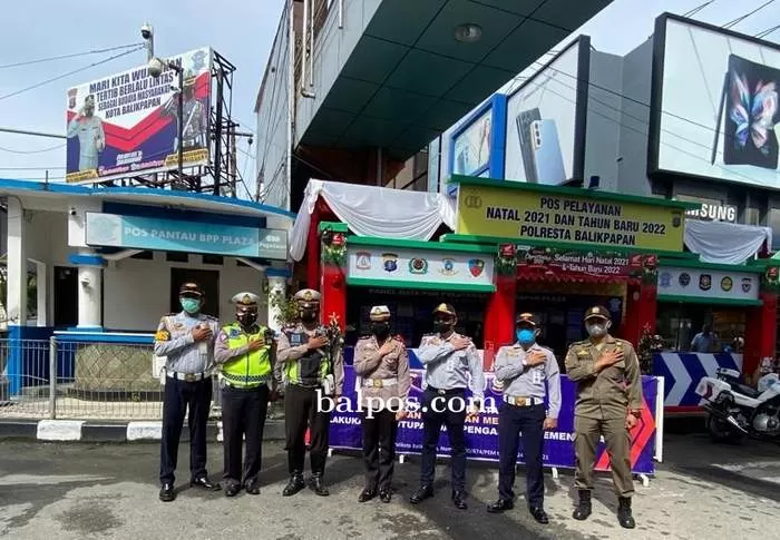 SIAP SIAGA: Kasatlantas Polresta Balikpapan dan jajaran terkait saat berada di simpang Plaza Balikpapan.