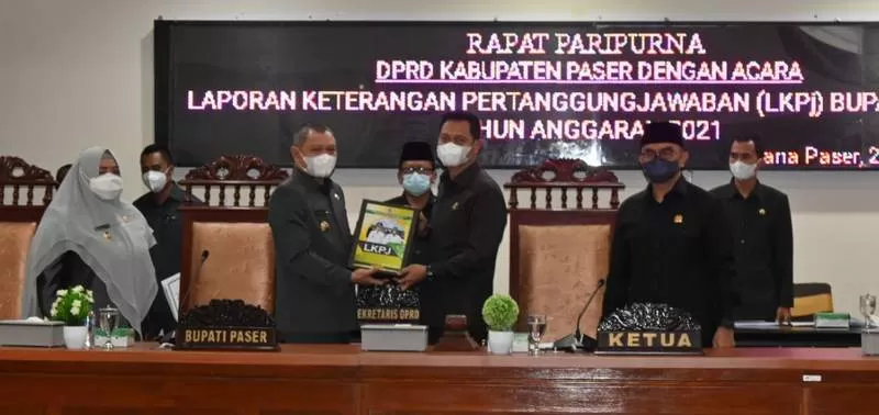 KINERJA 2021: Bupati Paser Fahmi Fadli menyerahkan LKPj pelaksanaan APBD Paser 2021 dalam rapat paripurna, Senin (28/3).