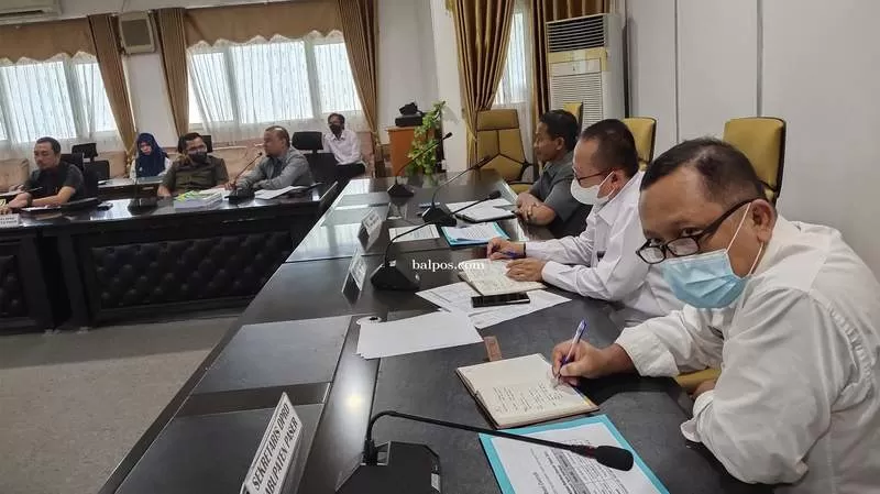RAPAT DENGAR PENDAPAT: Banggar DPRD Paser saat melakukan rapat bersama OPD terkait diruang rapat Bapekat Sekretariat DPRD Paser