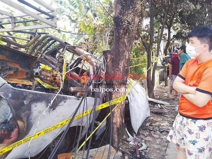 BIANG KEROK MALAPETAKA: Warga mengamati mobil dobel kabin Toyota Hilux KT 8502 NN penyebab kebakaran mengerikan yang menewaskan 7 orang dan 1 kritis