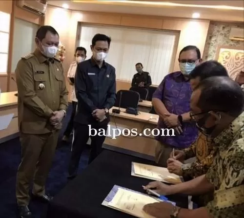 KERJASAMA: Penandatanganan MoU pembangunan PKS antara Koperasi Induk Perkebunan Paser Jaya dengan PT Tredo Media. TOMI/PASER POS
