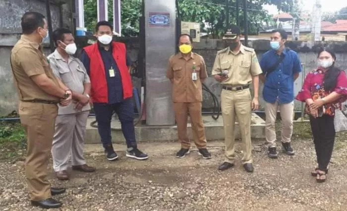 JADI PERHATIAN: Sales Manager Pertamina Areal Kaltim, Arga Satya (ketiga kiri) meninjau SPBU di Sendawar.