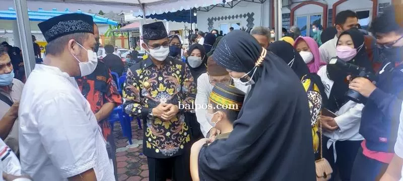 BERI MOTIVASI:Wali Kota Balikpapan Rahmad Mas’ud memberikan semangat kepada istri almarhum Johny Ng dan anaknya. (FOTO : DOLVIE/BALIKPAPAN POS)