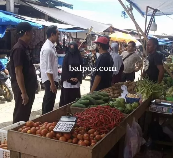 PASAR: Petugas UPTD Pasar Senaken saat melakukan teguran kepada para pedagang yang menempati lapak yang diduga illegal.