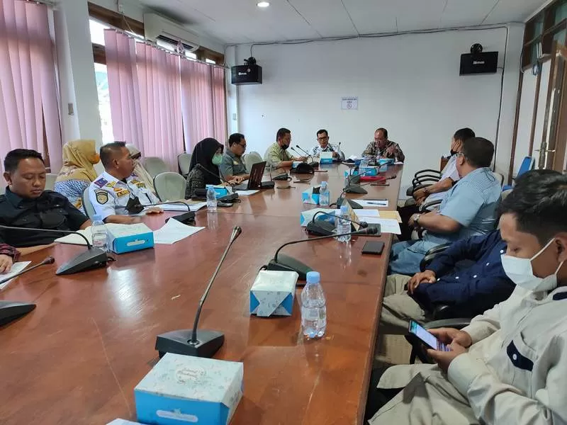 Kepala Dinas Perindustrian Perdagangan Koperasi dan Usaha Kecil Menengah (UKM) Paser Hairul Saleh saat rapat bersama pemilik usaha dan dinas terkait.