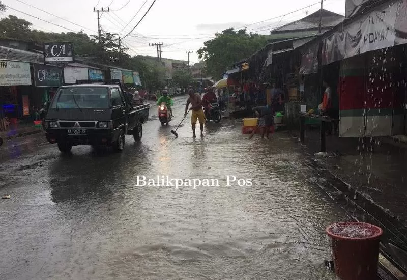 LANGGANAN BANJIR: Kawasan Pasar Sepinggan sering dilanda banjir karena drainase tidak layak. DPU Balikpapan kembali memasukkan dalam proses lelang pengerjaan drainase.