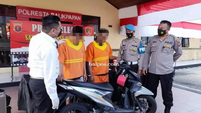CURANMOR: Kedua pelaku dan barang bukti sepeda motor yang dicuri, diperlihatkan saat rilis oleh Satreskrim Polresta Balikpapan, (1/7). JAMIL/BALPOS