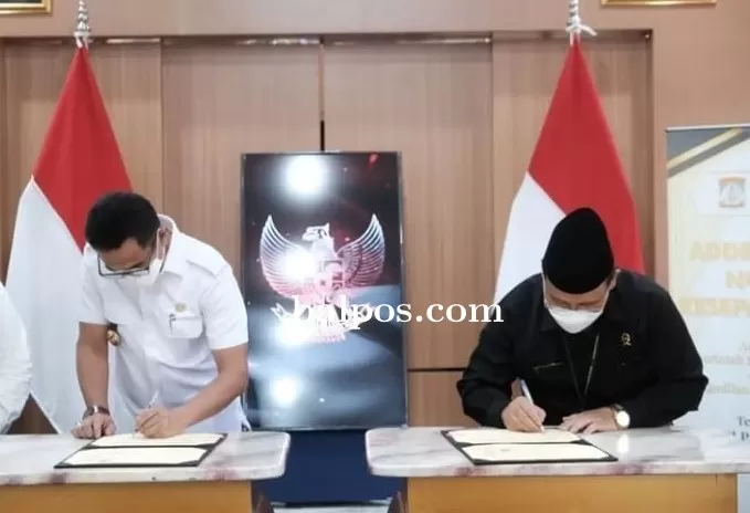 KESEPAKATAN:Wali Kota Rahmad Mas’ud saat menandatangani kerjasama untuk mencegah peningkatan pernikahan dini dan perceraian di Balikpapan. (FOTO : ISTIMEWA)