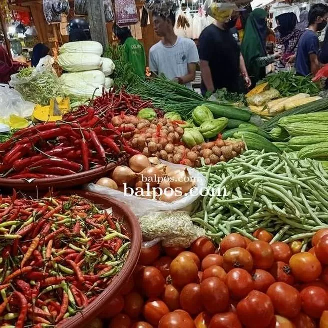 NAIK: Kenaikan harga cabai di pasar Balikpapan mendorong inflasi bulan Juni sebesar 0,53 persen. (IST)