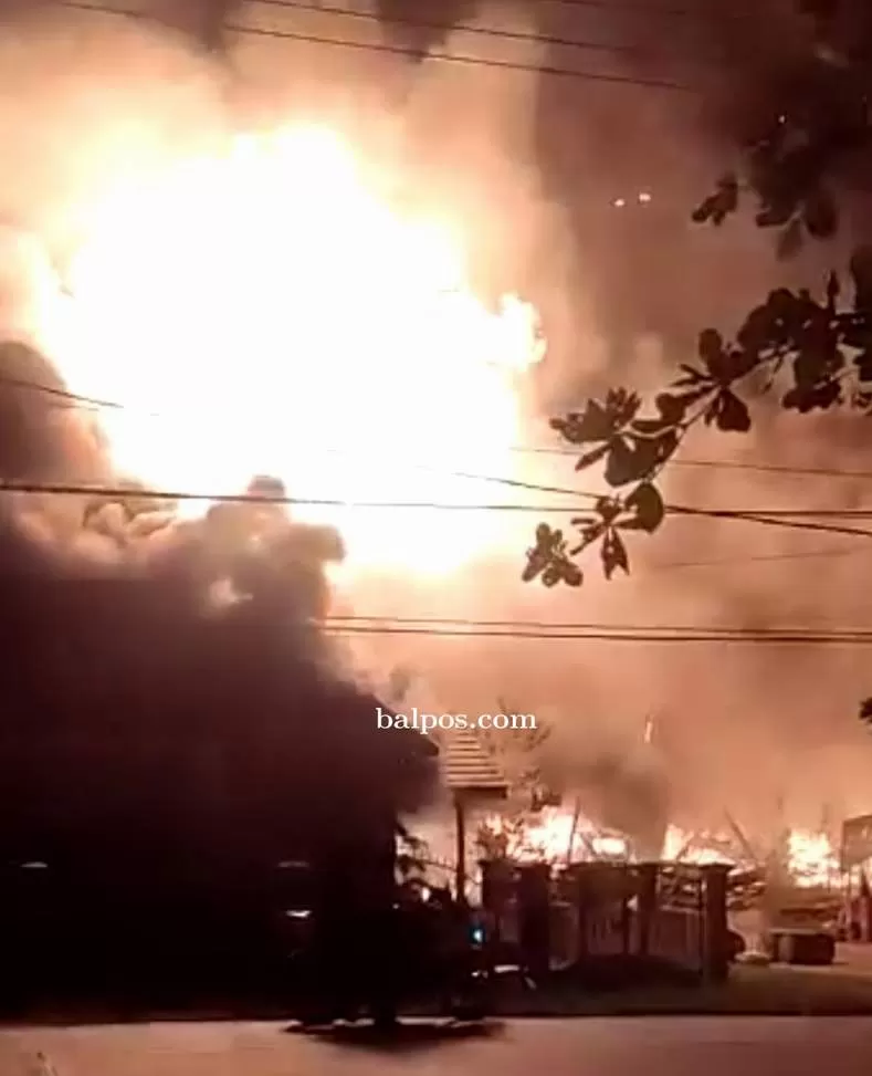 JAGO MERAH: Kebakaran yang melanda pangkalan LPG yang berada di Desa Batu Butok, Kecamatan Muara Komam pada Senin malam. (IST)