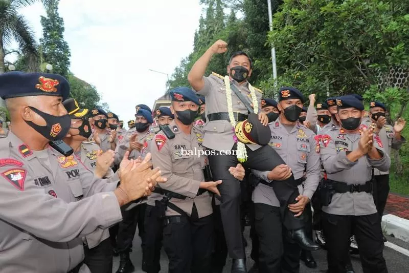 PURNA TUGAS AKRAB DENGAN JAJARAN: Wakapolda Brigjen Pol Hariyanto saat acara pelepasan dirinya di Mapolda Kaltim. IST.