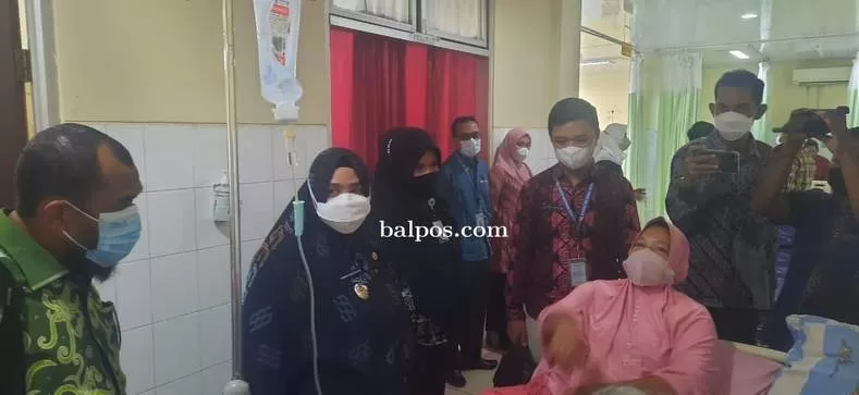 SIDAK RSUD: Wabup Paser Syarifah Masitah Assegaf saat meninjau ruang pelayanan di RSUD Panglima Sebaya, Kecamatan Tanah Grogot. (IST)