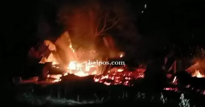 TAK BERSISA: Salah satu rumah warga di Jalan MT Haryono RT 16 Kelurahan Damai Baru, ludes terbakar, Kamis (18/8) malam. IST.