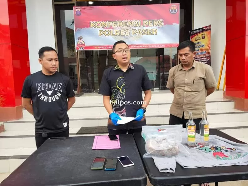 KEROYOK: Polres Paser merilis kegiatan pengeroyokan di hutan kota Jalan Jenderal Sudirman, beserta barang bukti. (IST)