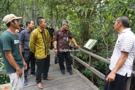 WISATA : Tim independen penilai panji-panji Dispar Kaltim saat melakukan kunjungan ke wisata hutan mangrove Lati Tuo di Desa Kelempang Sari, Kecamatan Kuaro. (IST)