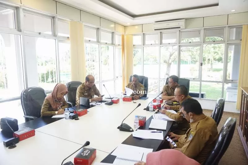 BANSOS BBM: Sekda Paser Katsul Wijaya saat memimpin rapat kajian rencana pemberian bansos dampak kenaikan BBM.