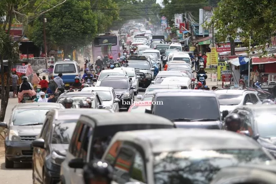 PADAT:Kemacetan Jalan Mulawarman saat libur nasional maupun akhir pekan, akibat banyaknya pengunjung yang menuju obyek wisata di wilayah Balikpapan Timur. (FOTO :DOK/KALTIM POST)