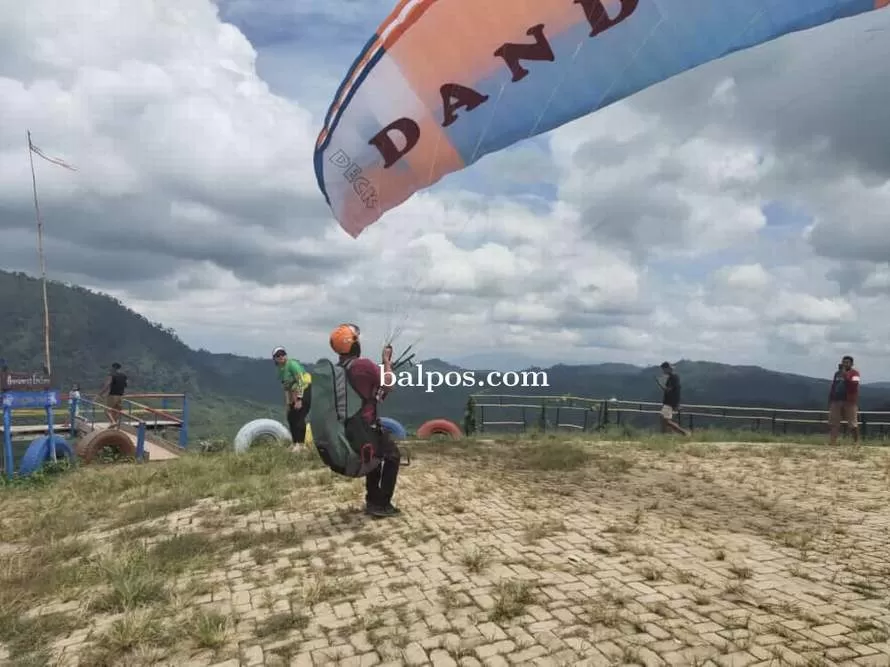PARALAYANG: Atlet paralayang pada saat melakukan percobaan terbang di Gunung Embun, Desa Luan, Kecamatan Muara Samu.