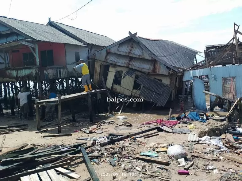 HANCUR: Rumah warga di pesisir pantai Manggar Baru roboh dan hancur akibat terjangan ombak pada Kamis (16/9) malam, diduga akibat badai siklon tropis. IST.