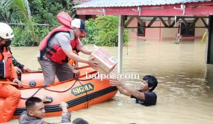 KORBAN BANJIR:Gubernur Kaltim Isran Noor saat membagikan bantuan sembako bagi warga Balikpapan yang terdampak banjir beberapa waktu lalu. (FOTO:ISTIMEWA)