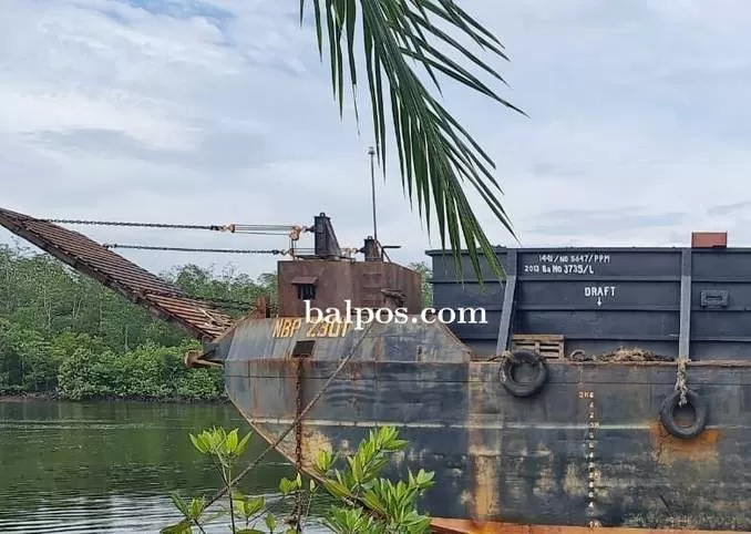 DIUSIR: Kapal tongkang yang bersandar tanpa izin di pelabuhan Mufakat Taka, Desa Rangan Kecamatan Kuaro