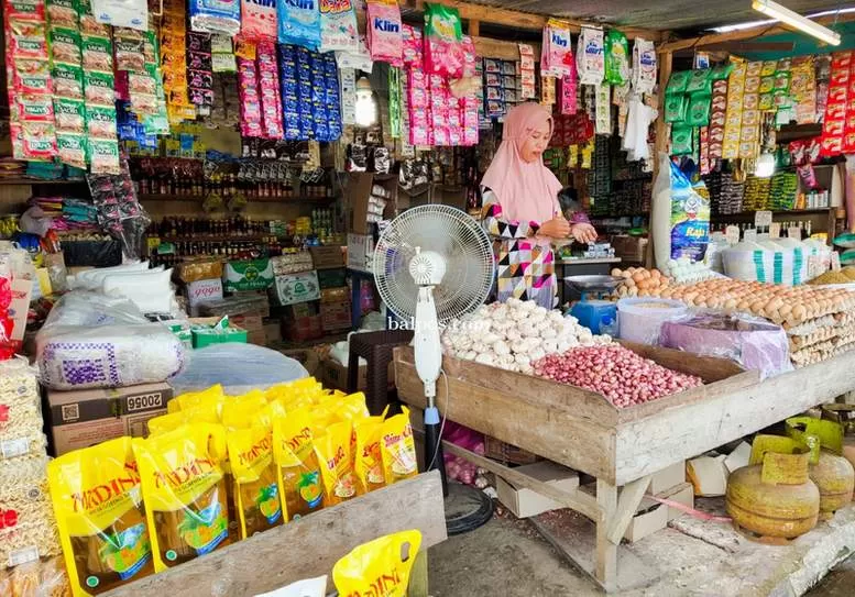 HARGA NAIK: Salah satu kios pedagang yang berada di Pasar Induk Penyembolum Senaken yang menjual sembako