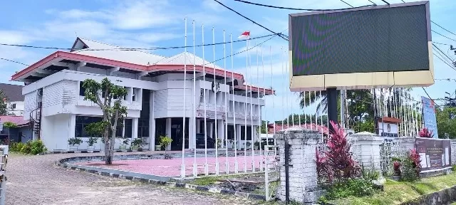 BAKAL RAMAI:Gedung Sekretariat KPU Balikpapan yang terletak di kawasan Jalan Jenderal Sudirman atau tepatnya depan Pantai Melawai. (FOTO:DOK.BALIKPAPAN POS)