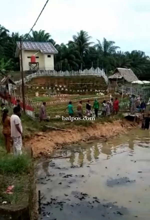TENGGELAM: Warga berusaha menolong korban tenggelam di Desa Krayan Sentosa, Kecamatan Long Ikis. (IST)