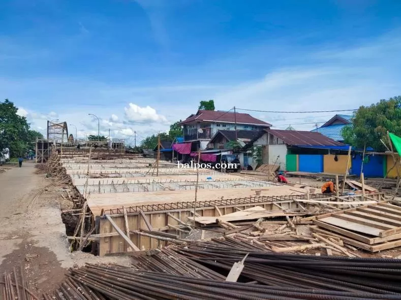 FASILITAS TRANSPORTASI:Proyek Jembatan Putri Paser yang menghubungkan Kelurahan Tanah Grogot dengan Desa Sungai Tuak, Kecamatan Tanah Grogot. (FOTO:TOMI/PASER POS)