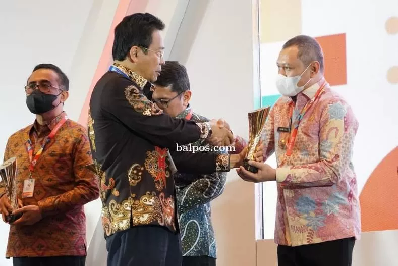 HARTA KEKAYAAN: Ketua KPK Firli Bahuri menyerahkan award kepatuhan LHKPN kepada kepala daerah termasuk Bupati Paser Fahmi Fadli.