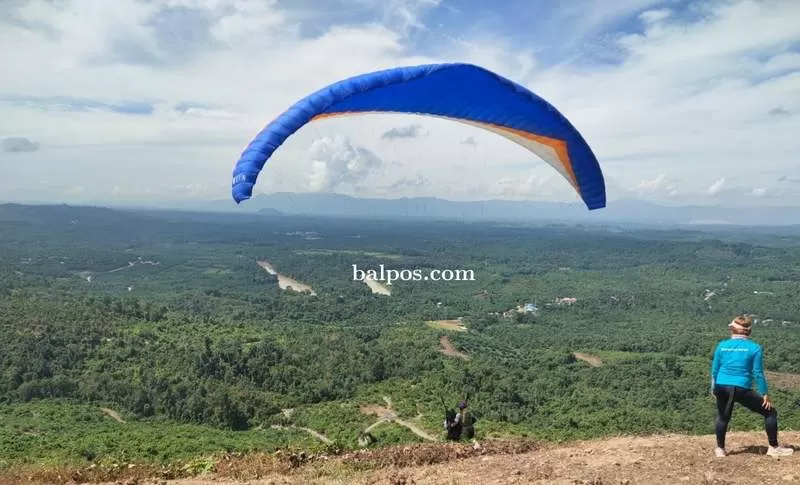 KEREN:Kawasan wisata Gunung Embun, di Desa Luan, Kecamatan Muara Samu dijadikan destinasi sport tourism khususnya olahraga paralayang. (FOTO:TOMI/PASER POS)