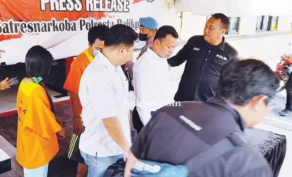 TERJERAT NARKOBA: RW (orange) dihadirkan saat press rilis kasusnya di Mapolresta Balikpapan