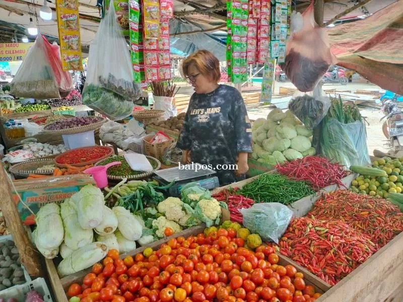 HARGA MAHAL:Sejumlah bahan pokok di Pasar Induk Penyembolum Senaken mengalami lonjakan, seperti cabai dan berbagai jenis bawang. (FOTO:TOMI/PASER POS)