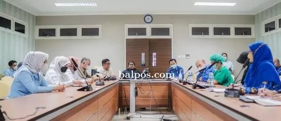 KUNJUNGAN: Rombongan DPRD Balikpapan saat bertemu manajemen RSUD Balikpapan. (IST)