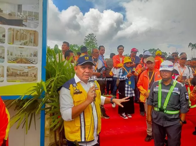SIAP: Ketua Tim Teknis Paket Istana IKN, Alfrits Makalew saat memaparkan progres pembangunan Istana Negara kepada rombongan anggota PII yang berkunjung ke wilayah IKN. (yudi Balpos)