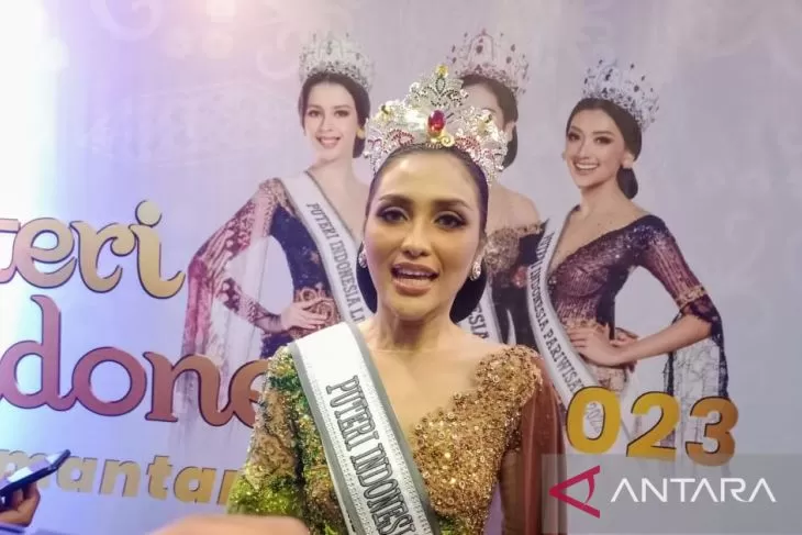 TERBAIK:Andi Natasya Priyanka Jonsen Simanjuntak dinobatkan sebagai Putri Indonesia Kaltim 2023, dan mendapatkan hadiah dari Wagub Kaltim H Hadi Mulyadi.(IST)