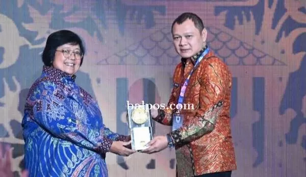 APRESIASI: Bupati Paser dr Fahmi Fadli menerima Piala Adipura 2022 dari Menteri KLHK Siti Nurbaya, di Gedung Manggala Wanabakti, Jakarta, Selasa (28/2). (FOTO:ISTIMEWA)