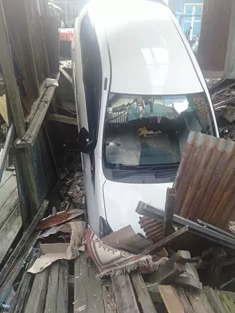 HUMAN ERROR: Mobil Toyota Agya terjun ke rumah warga, membuat beberapa kerusakan. IST.