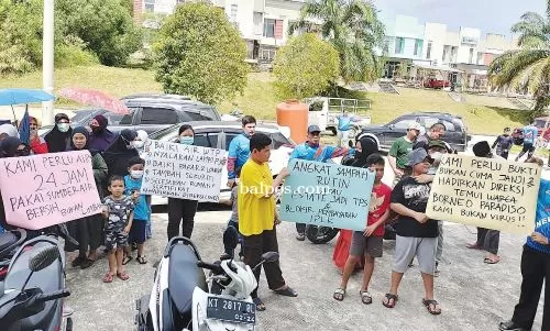 WARGA PROTES: Tumpukan sampah yang dibuang warga Borneo Paradiso di halaman kantor Cowell sebagai aksi protes terhadap layanan pengelola perumahan. Puluhan warga berdemo sambil membawa kertas tuntutan.