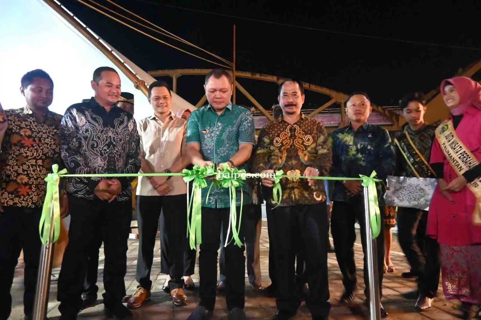 IKON PASER: Bupati  Fahmi Fadli didampingi Ketua DPRD Hendra Wahyudi dan Kepala Disporapar Muhsin meresmikan Kawasan Wisata Terpadu Kuliner Desa Sungai Tuak pada Selasa (21/3) malam. (FOTO:TOMI/PASER POS)