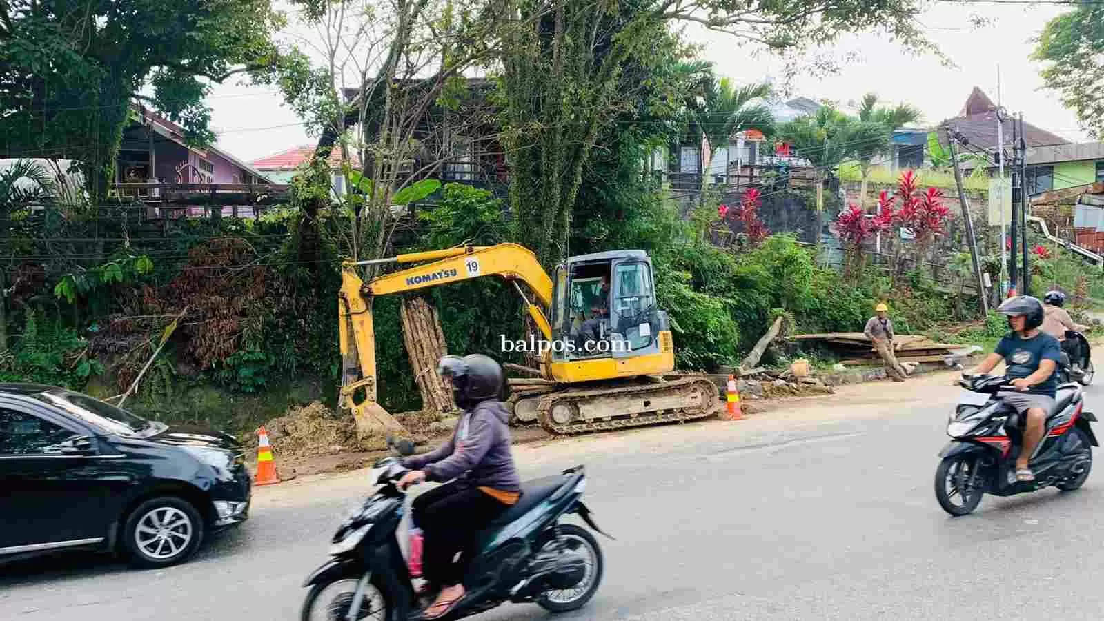 IMBAS: Pohon yang ada di KM 1 Jalan Soekarno-Hatta terdampak proyek penanaman pipa gas Pertamina. (Oky Balpos)