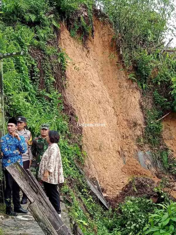 PENANGANAN SEMENTARA: Pihak kelurahan memantau kondisi longsor di RT 14 Gunung Sari Ulu. IST.