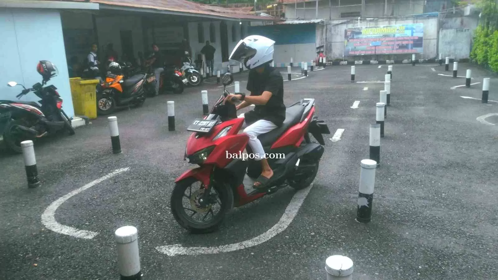 TES SIM: Peserta ujian pembuatan SIM di Satlantas Polresta Balikpapan saat menjajal rintangan. DAYAT/BALPOS