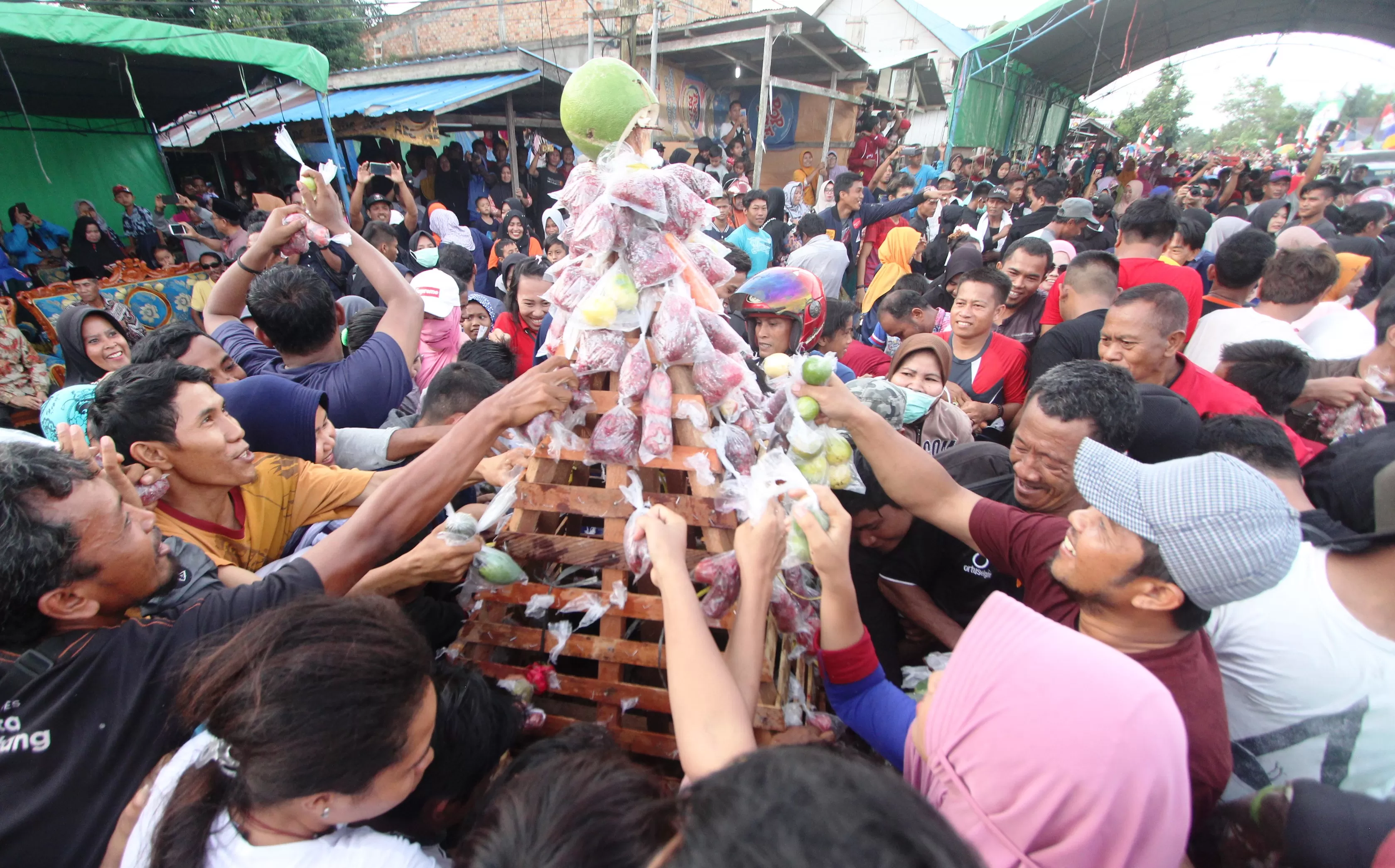 GRATIS: Ratusan warga berebut mendapatkan paket sayuran gratis di Pasar Senja kemarin (1/1).