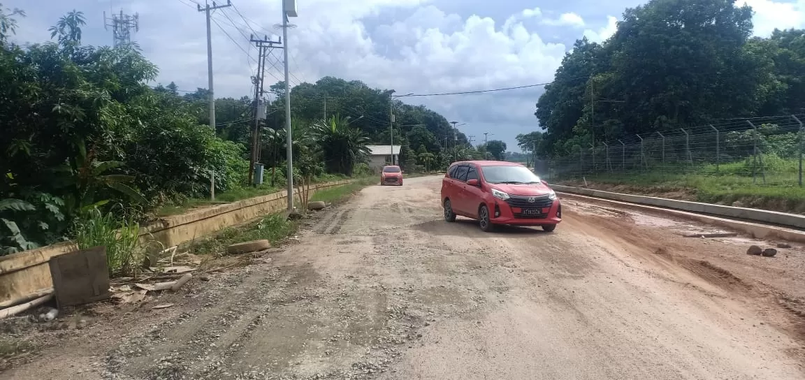 PERBAIKAN SEMENTARA: Kerusakan Jalan Kalimarau telah ditangani DPUPR walau belum perbaikan permanen.